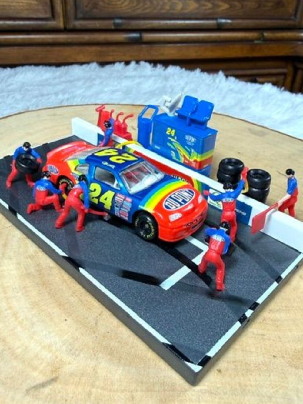 Vintage Jeff Gordon #24 DuPont 3D Race Pitstop Crew 1/64 Die Cast Car Figurine